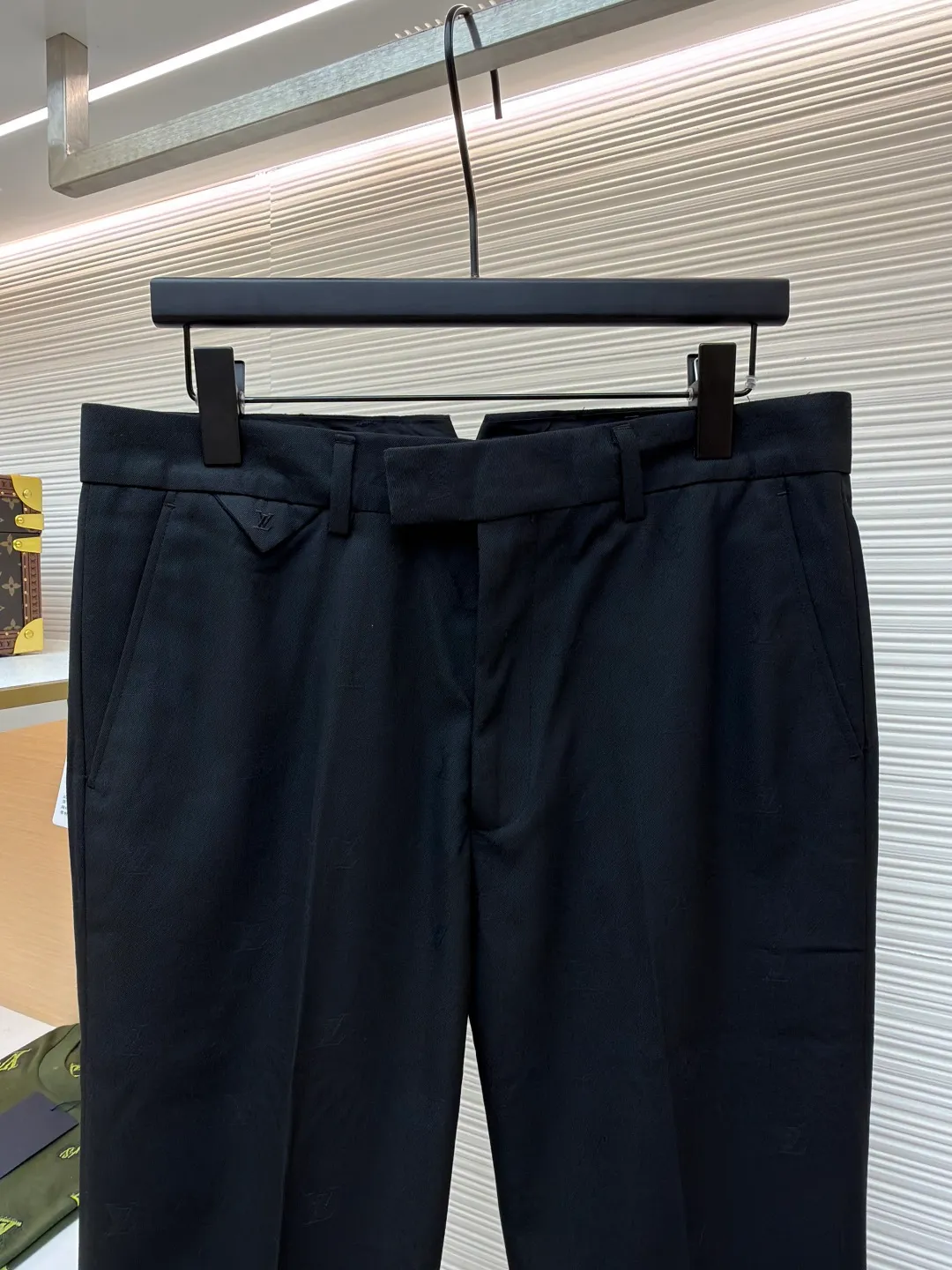 LOUIS VUITTON full-width jacquard suit pants ●Original version: Purchased and developed for 34500 ●Item number: 1680846-B50 ●Material: soft wool satin fabric ●Technology: jacquard production ●Version: fitted version ●Weight: about 460 grams ●Size: 50-52-54-56 ●Description: Customized soft wool satin, as smooth as silk, full of drape, with a deep black charm Deep and mysterious, the full-width LV Blason jacquard slowly unfolds on the wool, as if injecting soul into these pants. Decorated with LV logo embroidery, it inadvertently reveals a noble style. Smooth lines outline a neat straight silhouette, showing a calm and elegant attitude. The jacquard process controls the interweaving of warp and weft threads by weaving LV Bladon textile technology on the surface of the fabric, and precisely controls the interlacing density and tension of the yarn to make it more three-dimensional. Adopt imported machine embroidery technology, use advanced computer control system and precision mechanical components to achieve LV logo embroidery work with high precision and smooth and delicate lines. The trouser legs are manually positioned, cut and gathered using fine needles and threads with a color similar to the fabric to perform needle-picking operations on the edges of the trouser legs to make the edges neater and tighter. The overall wiring is straight and delicate, the fabric is comfortable and soft, and the color is consistent without color difference. It can be matched with the same style to create a fashionable look and control various occasions. Customized accessories, complete with three standards, same style for men and women!